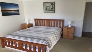 3 bedrooms, iron/ironing board, bed sheets