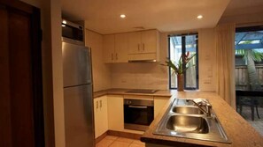 Fridge, microwave, oven, stovetop - Belongil Beach Apartment - 3 - 41 Childe Street (Byron Shire)