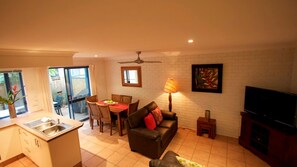 Smart TV - Belongil Beach Apartment - 3 - 41 Childe Street (Byron Shire)