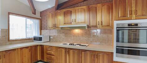 電子レンジ、食器洗い機、ダイニングテーブル