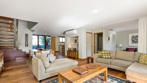 Smart TV - Casablanca - 2 - 21-25 Fletcher Street (Byron Shire)