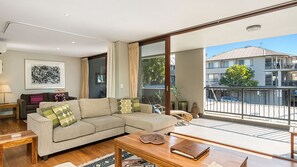 Smart TV - Casablanca - 2 - 21-25 Fletcher Street (Byron Shire)