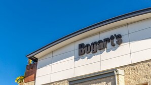 Um edifício com uma placa que diz 'Bogart's'.