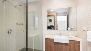 Douche, sèche-cheveux