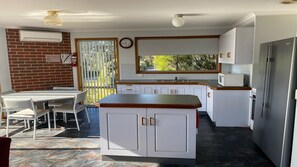 微波炉、洗碗机、餐桌