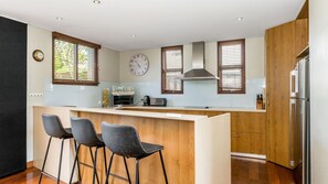 Fridge, microwave, oven, stovetop - A Seventh Heaven Apartment 6 -21- 25 Fletcher Street (Byron Shire)