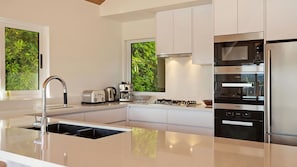 Micro-ondes, lave-vaisselle, tables à manger