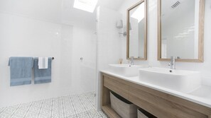Douche, sèche-cheveux, serviettes fournies
