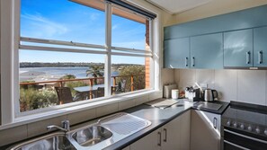 Microondas, lavavajillas, periquera y comedor 