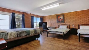 4 Schlafzimmer, Schreibtisch, Bügeleisen/Bügelbrett, WLAN