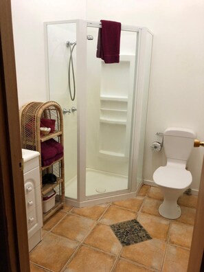Shower, free toiletries, hair dryer - Mount Black Lodge (Rosebery)