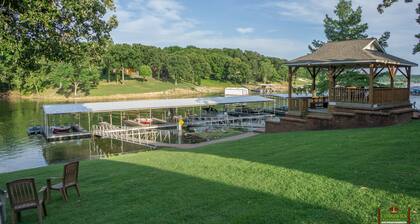 Täydellinen koti perhelomailuun uima-altaalla ja venevuokrauksella