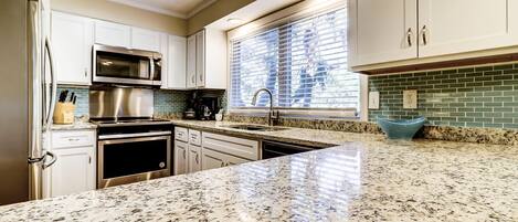 ثلاجة، ميكروويف، فرن، موقد طهي مسطح