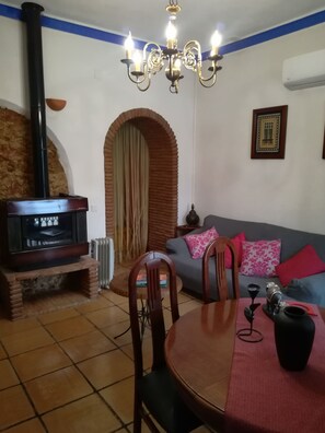 TV, peis, DVD-spiller og bøker