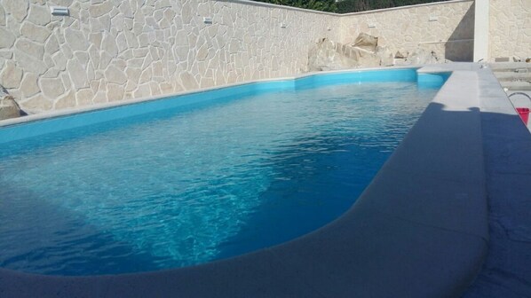 حمّام سباحة خارجي