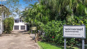 A sign for 'Somerset Apartments' at 5-9 Somerset St, Byron Bay. - Byron Bay Accom - Summer Central - Apartment 3  - 5-9 Somerset Street (Byron Shire)