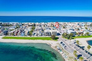 Una spiaggia nelle vicinanze