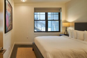 2 室のベッドルーム、デスク、アイロン / アイロン台、WiFi