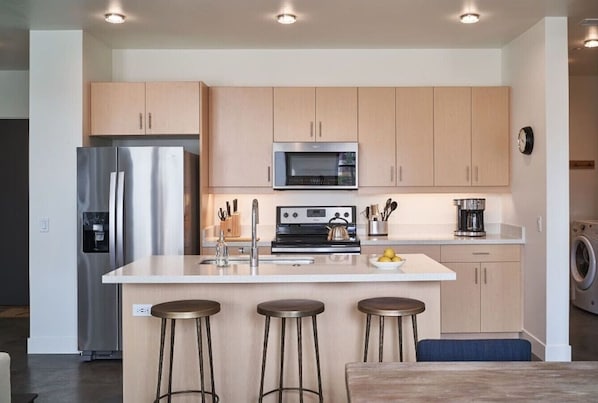 冷蔵庫、電子レンジ、オーブン、コンロ