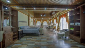 4 habitaciones, tabla de planchar con plancha, cuna de viaje y wifi