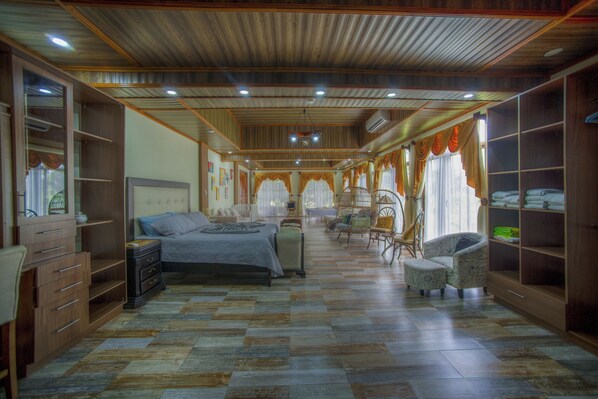 4 habitaciones, tabla de planchar con plancha, cuna de viaje y wifi