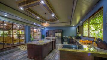 Microondas, horno, placa de cocina, lavavajillas