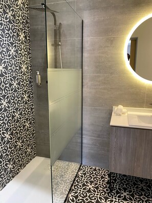 Séchoir à cheveux, serviettes fournies, savon, papier de toilette