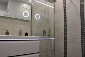 Dusche, Haartrockner, Handtücher, Toilettenpapier