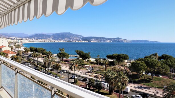 A coastal cityscape with a view of the sea and mountains. - 2 Rooms NEW Promenade des Anglais Amazing View (Nice)