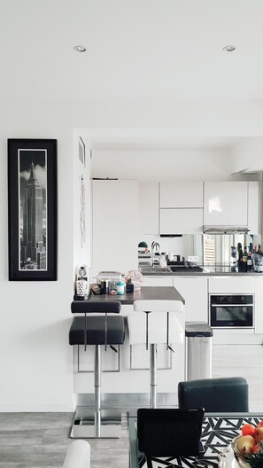 Réfrigérateur, micro-ondes, four, plaque de cuisson