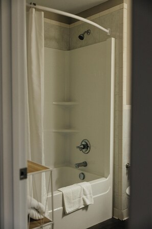 Premium Double Room, 1 Bedroom, Non Smoking (The Georgia Room) | Bathroom | Free toiletries, hair dryer, towels, soap