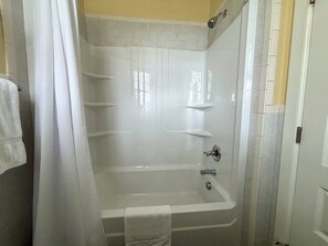 標準客房, 1 間臥室, 非吸煙房 (The Chezy Room) | 浴室 | 免費盥洗用品、吹風機、毛巾、肥皂