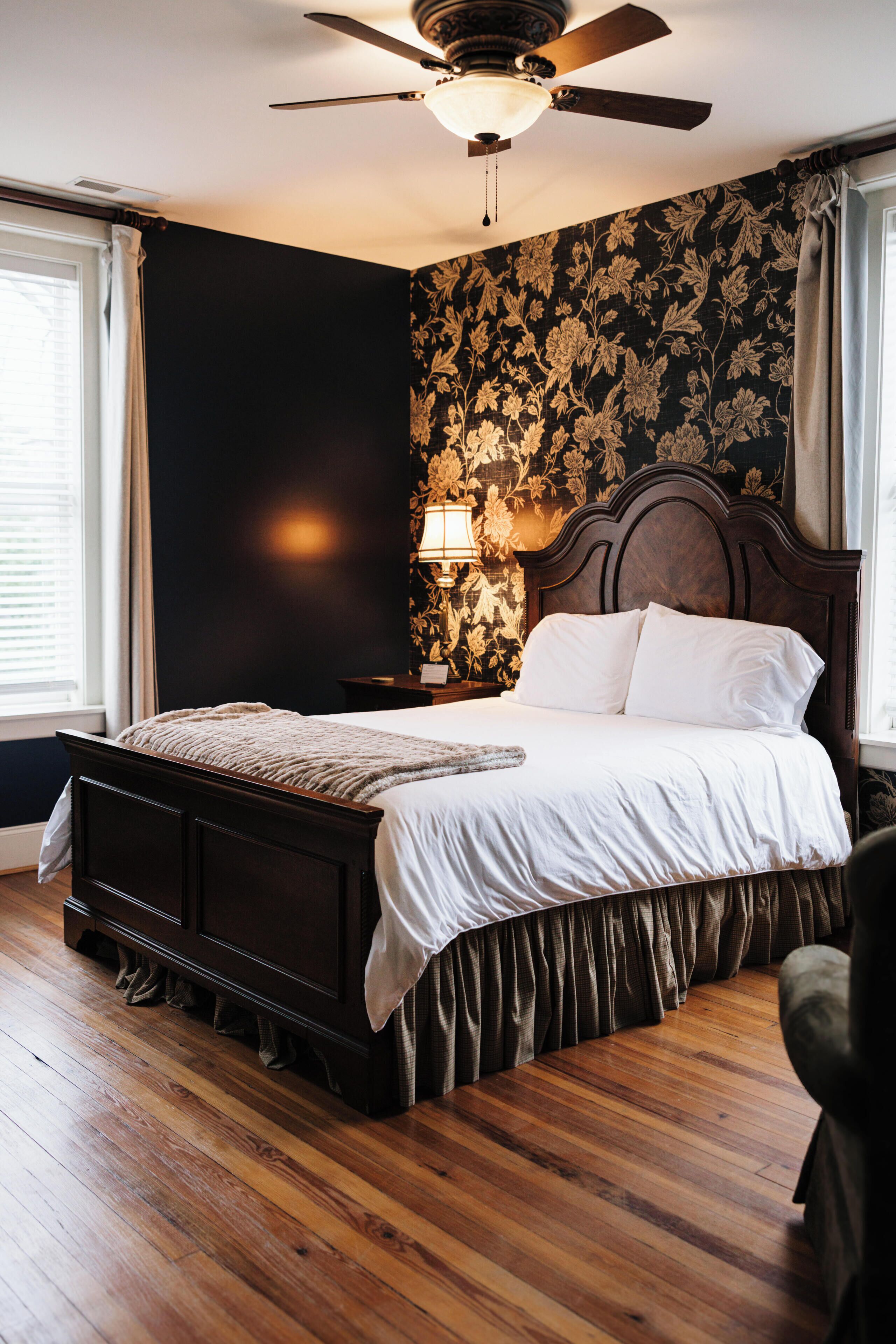 غرفة بريميم مزدوجة - غرفة نوم واحدة - لغير المدخنين (The Georgia Room) | ملاءات من القطن المصري وأغطية فراش متميزة وألحفة محشوة بالريش