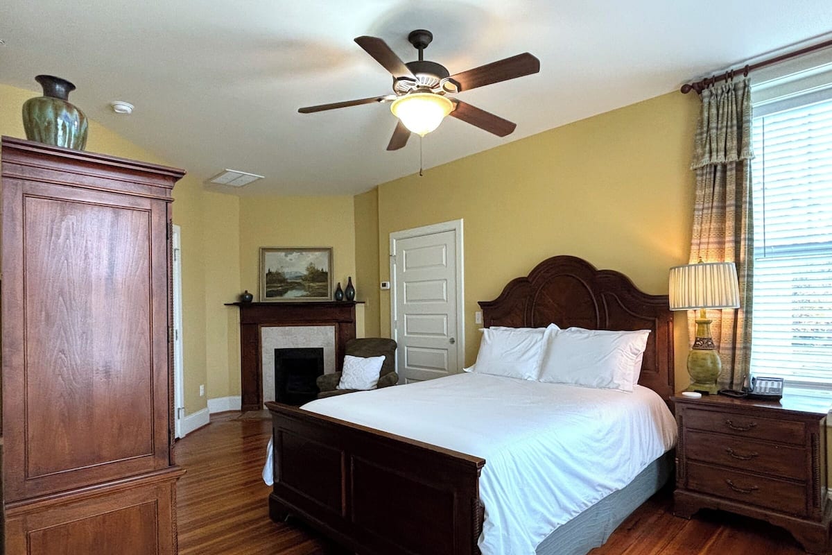 Standard Room, 1 Bedroom, Accessible, Non Smoking (The Hunt Room) | Egyptian cotton sheets, premium bedding, down comforters
