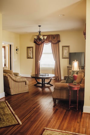 32-吋電視、數位頻道、書籍、音樂庫