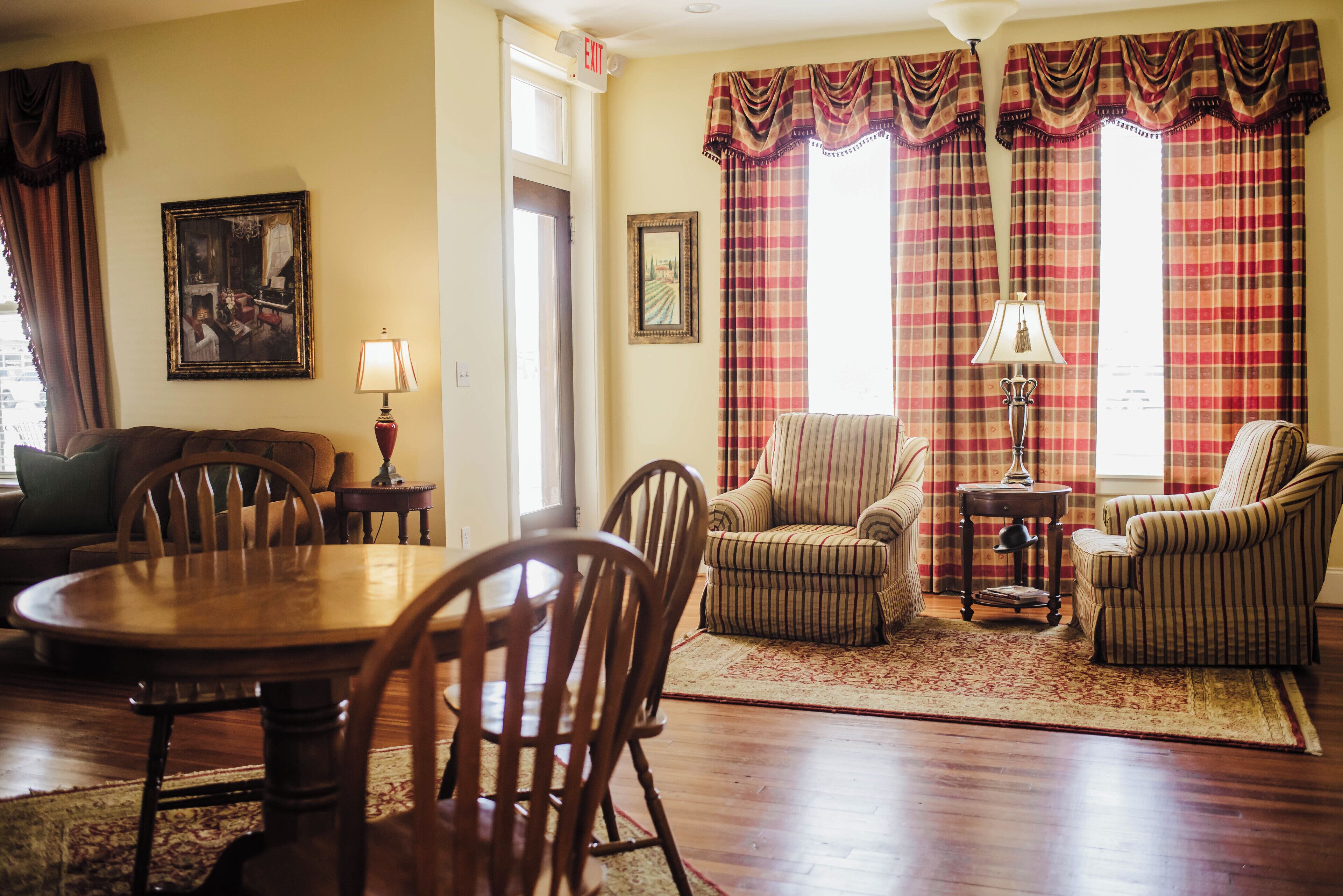 Een televisie, boeken, een muziekbibliotheek en een stereo