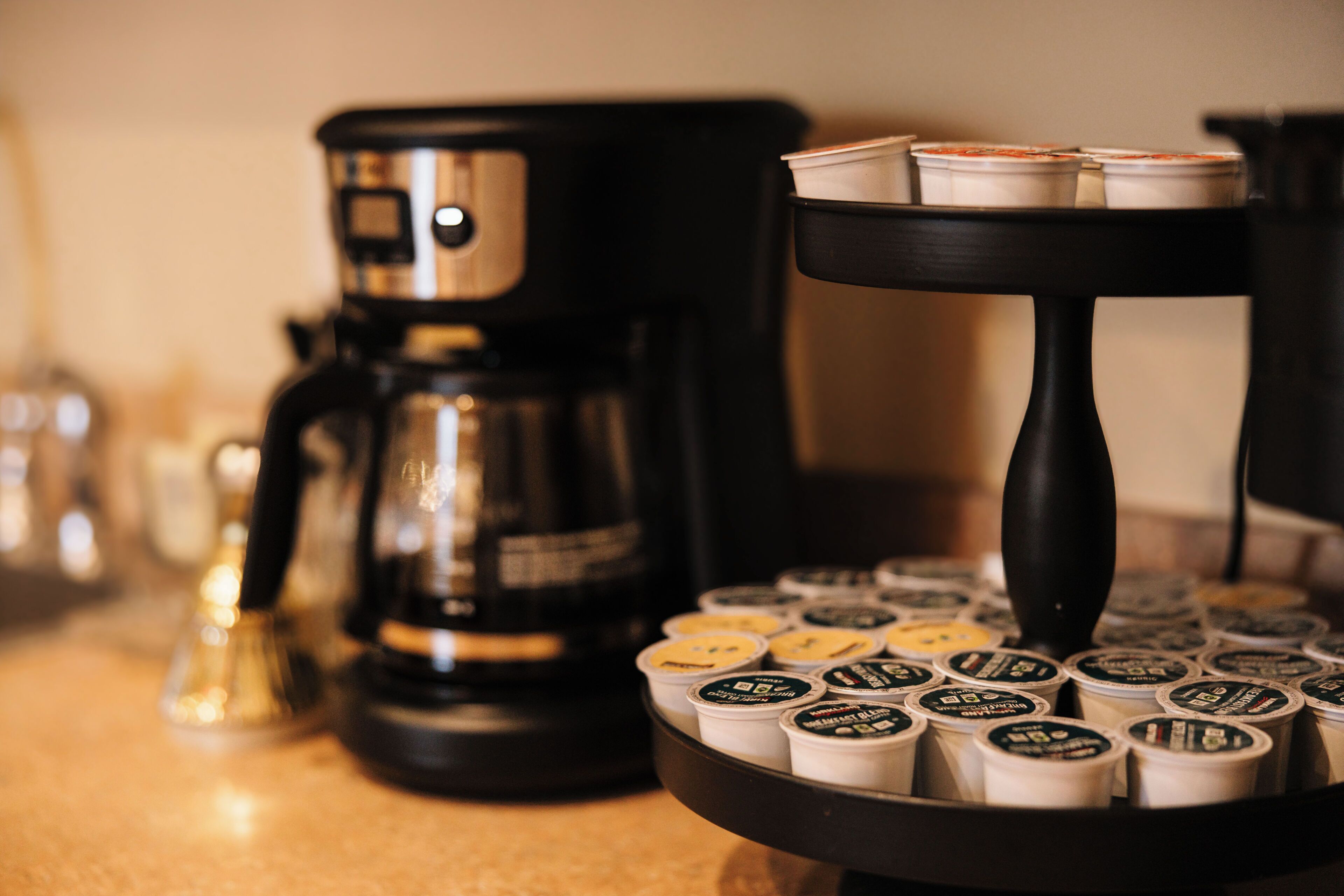 Een koffieapparaat en een dienblad met koffiepads.