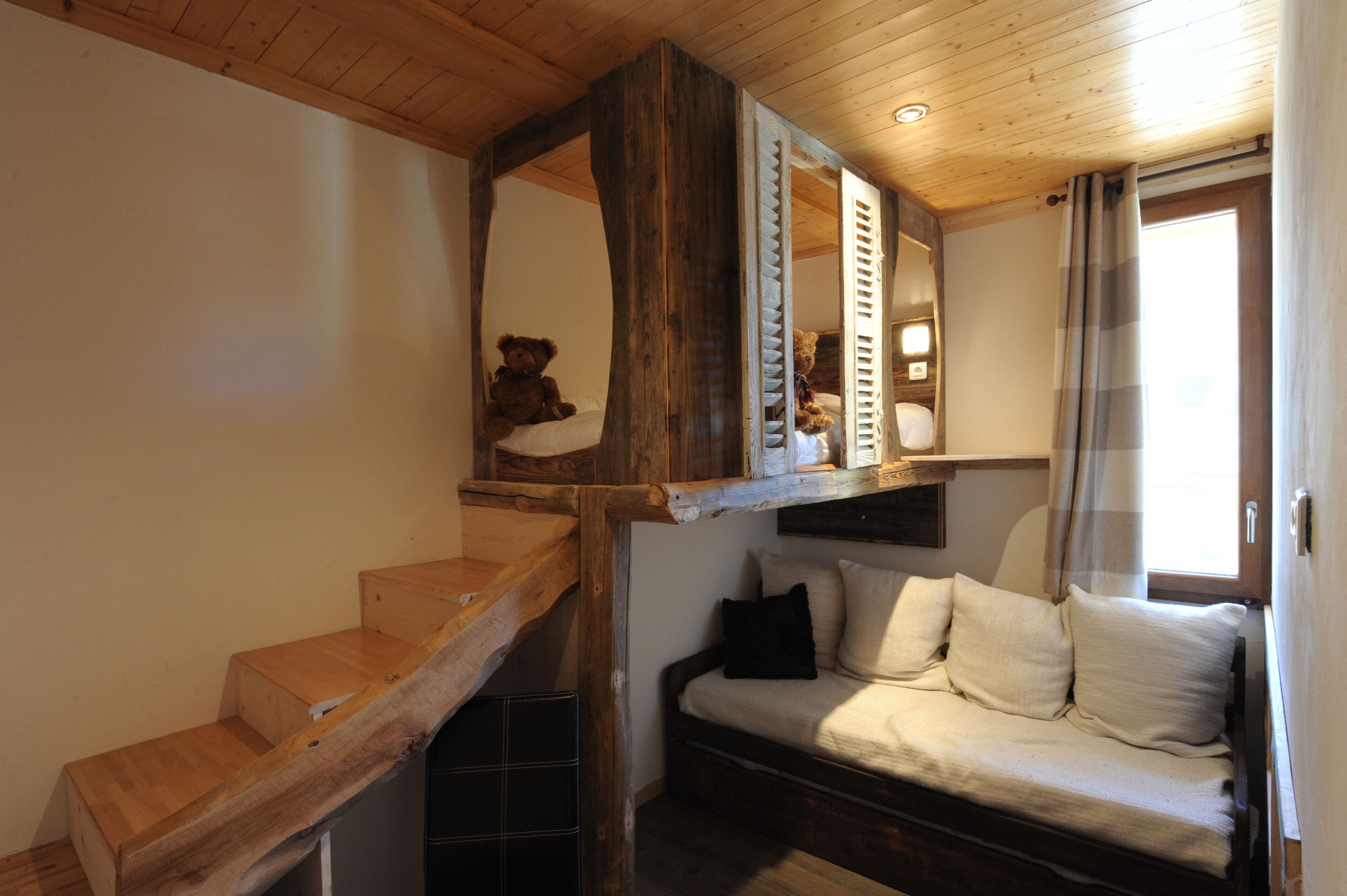 Chambre 2 : 
- lit Cabane 90x190, 7 marches
- 1 Lit gigogne (2 couchages 90x190