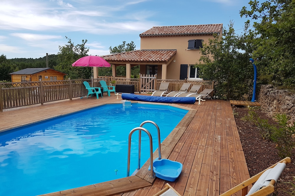 INDEPENDENT HOUSE WITH SWIMMING POOL