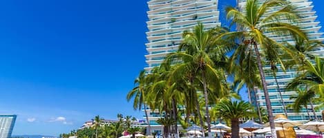 På stranden, solsenger og strandhåndklær