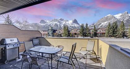 New Canmore townhome. Amazing views and walk to downtown