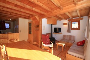Fernseher, Kamin, DVD-Player