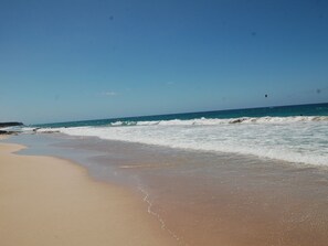 Playa en los alrededores, camastros y toallas de playa 