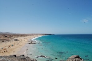 Nær stranden, solsenger og strandhåndklær