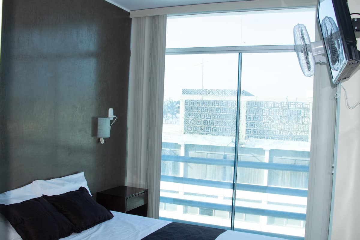 Decoración personalizada, muebles diferentes y cortinas blackout