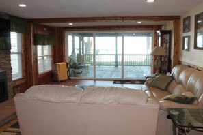 Smart TV, caminetto, videoteca