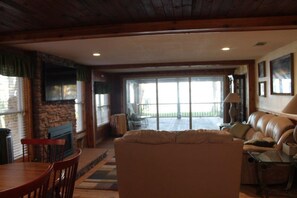 Smart TV, caminetto, videoteca