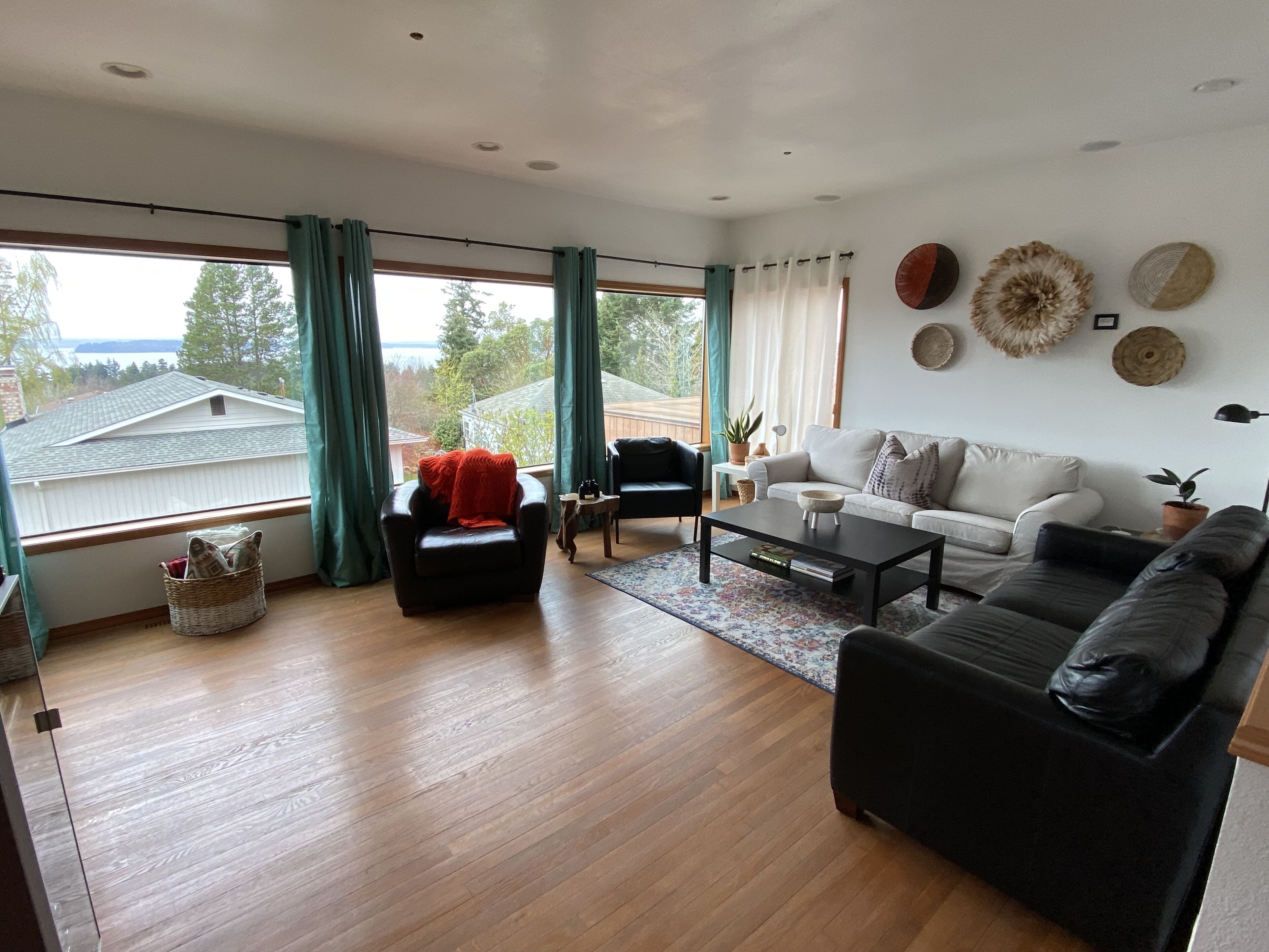  Gorgeous views, Modern Amenities. Welcome!