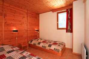 2 bedrooms, iron/ironing board, WiFi