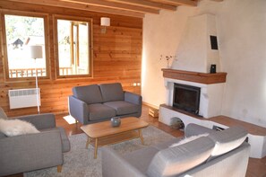 TV, fireplace - Chalet Le Murè hameau des Chazals Nevache Hautes Alpes (Nevache)